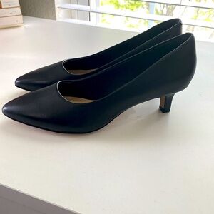 Clarks black leather pumps